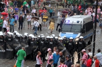 behelmte polnische Polizei zeigt in Poznan Präsenz 