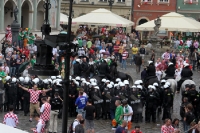 behelmte polnische Polizei zeigt in Poznan Präsenz 