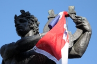 Am kommenden Morgen: Die kroatische Fahne hängt noch am Brunnen!