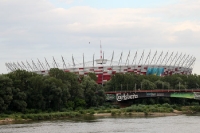 Das polnische Nationalstadion in Warschau von der anderen Flussseite aus