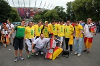 Brasil 2014: Brasilianische Fußballfans vor dem Stadion Narodowy in Warschau