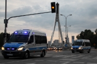 Die polnische Policija macht am Stadion Narodowy in Warschau mobil