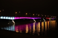 bunt beleuchtete Slasko-Dabrowski-Brücke über die Weichsel / Wisla
