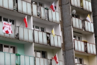polnische Flaggen an den Balkonen