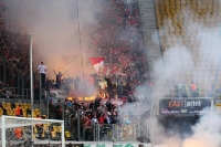 Fans des FC Energie Cottbus zünden Pyrotechnik in Dresden