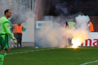 Fans des FC Energie Cottbus zünden Pyrotechnik in Dresden