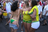 Brasilianerinnen zeigen nackte Haut