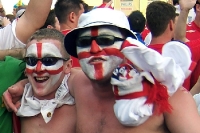 zwei englische Fußballfans mit Gesichtsbemalung