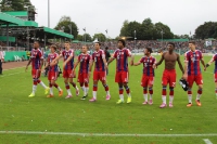 FC Bayern Team vor der Fankurve