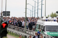 Anmarsch der zahlreichen Anhänger des FC Hansa Rostock in Berlin-Köpenick