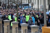 Rostocker Fans am Zugang zum Babelsberger Stadion