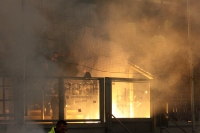 Rostocker verbrennen Zaunfahne von Inferno Duisburg