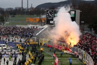 Fans / Ultras des FC Rot-Weiß Erfurt zünden beim FC Carl Zeiss Jena Pyrotechnik