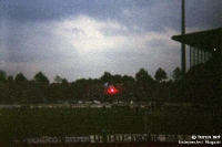 Bengalische Fackel im Gästeblock des Parkstadions des FC Schalke 04, Anfang 90er Jahre