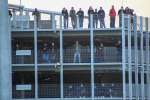 Schalker Fans schauen vom Parkhaus auf Parkstadion