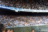 Anhänger des FC Schalke 04 in der Gästekurve des Müngersdorfer Stadions des 1. FC Köln, 90er Jahre