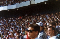 Anhänger des FC Schalke 04 in der Gästekurve des Müngersdorfer Stadions des 1. FC Köln, 90er Jahre