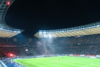 Fans von Fortuna Düsseldorf zünden Pyrotechnik im Berliner Olympiastadion