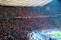 Der Anhang von Fortuna Düsseldorf feiert nach Abpfiff den 2:1-Sieg bei Hertha BSC