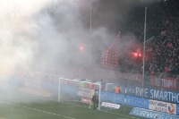 Düsseldorf Fans Bengalos und Rauchbomben