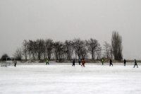 Fußball auf dem verschneiten Tempelhofer Feld