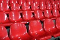 Leere Sitzschalen in einem Fußballstadion, noch sind die Sitze frei...