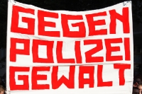 Gegen Polizeigewalt - Protest-Plakat von Fußballfans