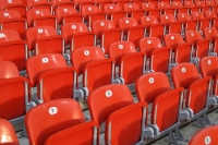 leere Sitzschalen in einem Fußballstadion