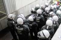 Polizei auf stand by bei einem Fußballspiel