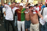 portugiesischer Fan inmitten von Engländern auf der Fanmeile in Berlin
