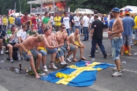 schwedische Fußballfans auf der Fanmeile vor dem Brandenburger Tor in Berlin