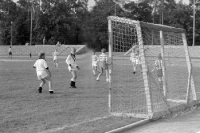 Nachwuchs spielt im Pionierpark Fußball, Ostberlin 1963