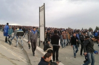 Fanmassen verlassen das Azadi-Stadion in Teheran