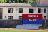 Anzeigetafel (Gosti - Domaci) im Gradski Stadion des FK Borac Banja Luka