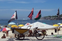Flaggen von Flamengo, Fluminense, Vasco und Botafogo am Strand von Copacabana