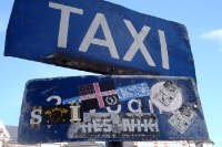 Fußballaufkleber auf einem Taxi-Schild in Kopenhagen