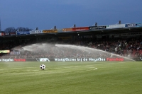 der Kunstrasen im Polman-Stadion wird gewässert