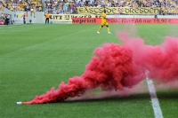 Fans von Ajax Amsterdam zünden Pyrotechnik in Dresden