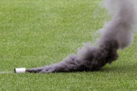 Fans von Ajax Amsterdam zünden Pyrotechnik in Dresden