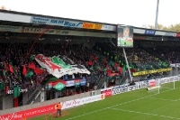 Fanblöcke beim Spiel NEC Nijmegen - Vitesse Arnheim