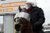 behelmte niederländische Polizei auf dem Pferd im Einsatz, Partie Vitesse Arnhem - Feyenoord