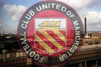 Logo des FC United of Manchester (im Hintergrund Industriegebiet in Manchester)