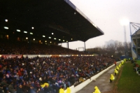 Zuschauer und Ordner im Stadion an der Stamford Bridge des Chelsea FC in London, 1995rd 