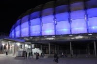 blau beleuchtete Außenfassade des Stadion Miejski in Poznan (Posen), Polen