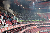Pyrotechnik im Gästebereich des Estádio da Luz, Lissabon Derby