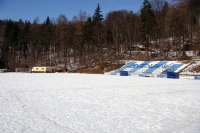 verschneites Stadion des FC Rasnov, Rumänien