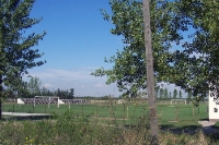 Fußballplatz mit kleiner Tribüne in den Weiten der Vojvodina, Serbien