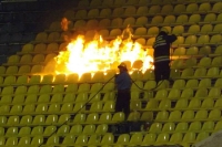 Brennende Sitzschalen nach dem Derby Partizan gegen Roter Stern