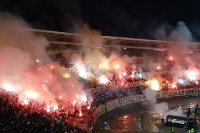Pyroshow in der Kurve des FK Roter Stern beim Derby
