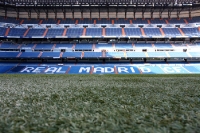 Blick von der Mittellinie: Estadio Santiago Bernabéu von Real Madrid, 2012 (Foto: Martin Richter)